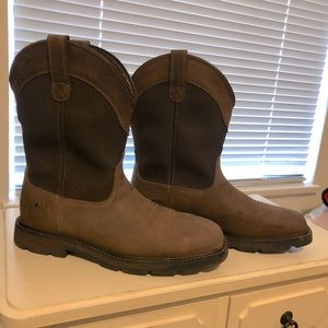 Mens Ariat work boots size 10. These are steel toe and waterproof